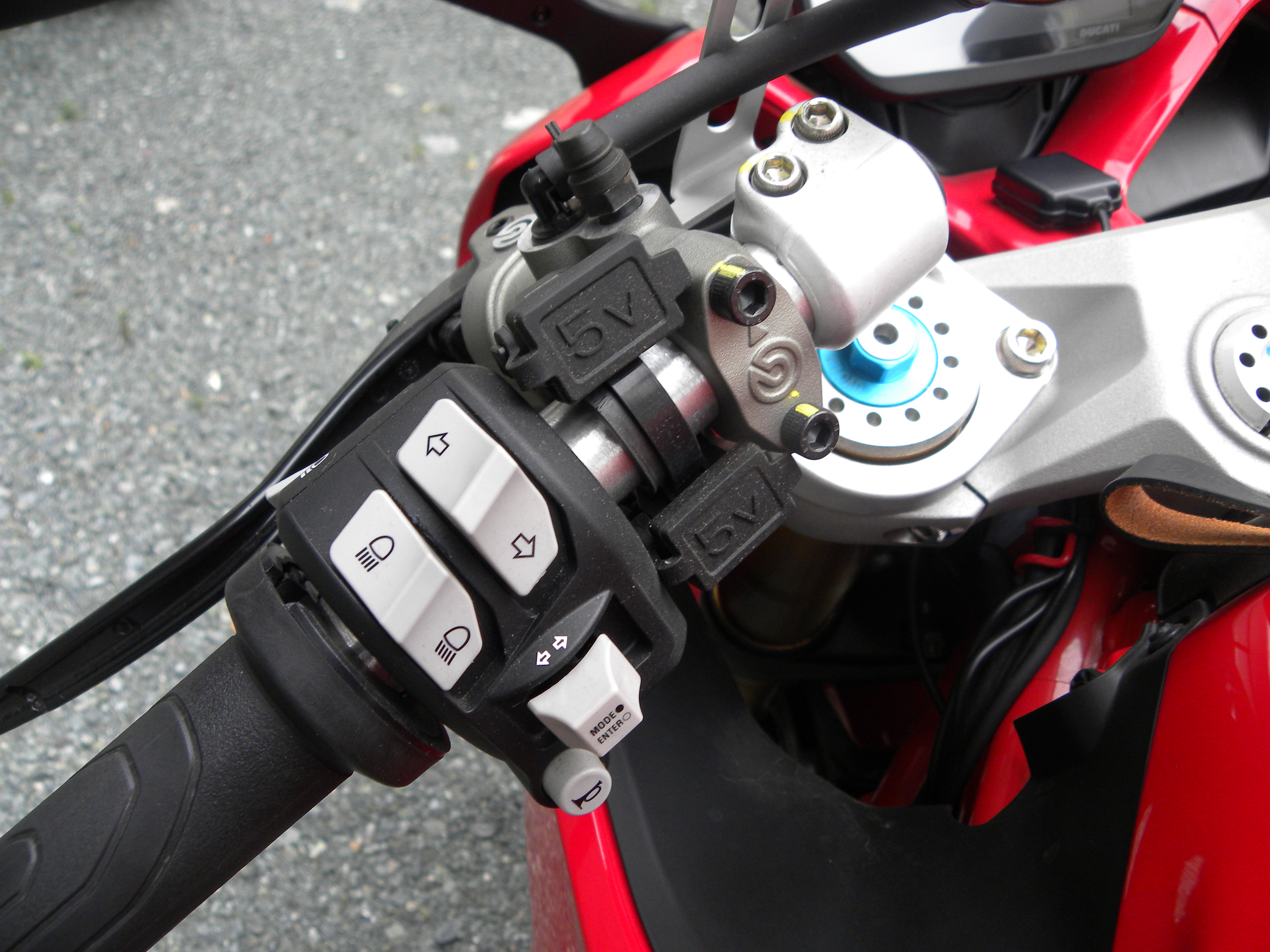 スーパースポーツ950S 写真 2